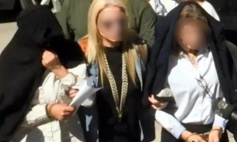 "Ζωή και κότα" έκαναν οι εφοριακοί εκβιαστές: Bίλες, πισίνες και χλιδάτη ζωή